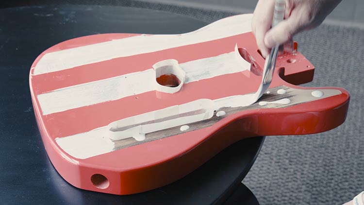 agregue pintura acrílica blanca para terminar la guitarra