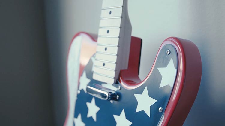 Schrägansicht der Gitarre mit Stars-and-Stripes-Muster