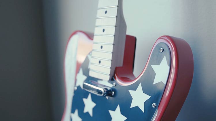 Vista en ángulo de la guitarra con rayas y estrellas