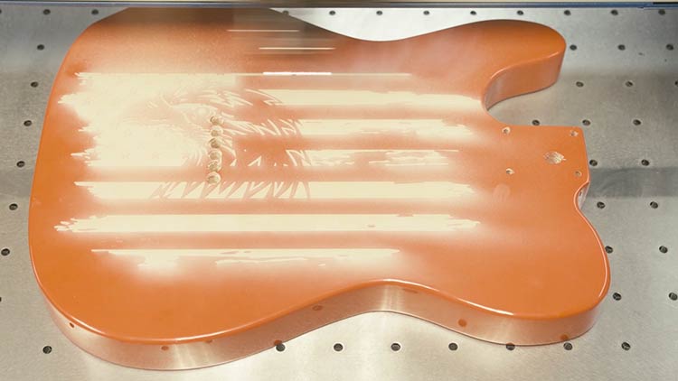 incisione aggiuntiva sul retro del corpo della chitarra che mostra un'aquila sopra la bandiera americana