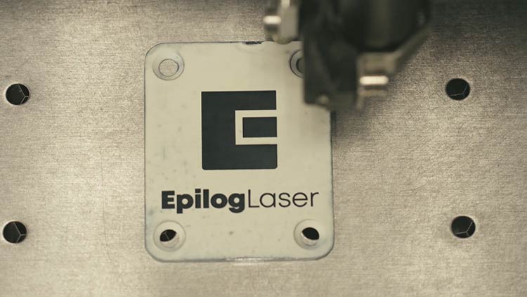 logótipo da Epilog Laser gravado na placa do pescoço