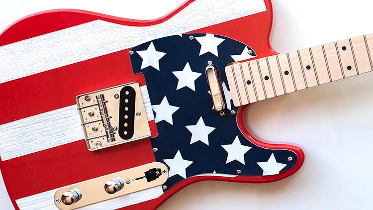 Endansicht der fertigen Gitarre im Stars-and-Stripes-Muster