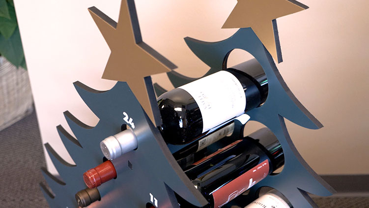 Bottiglie di vino disposte nel calendario dell'avvento a forma di albero una volta completato.