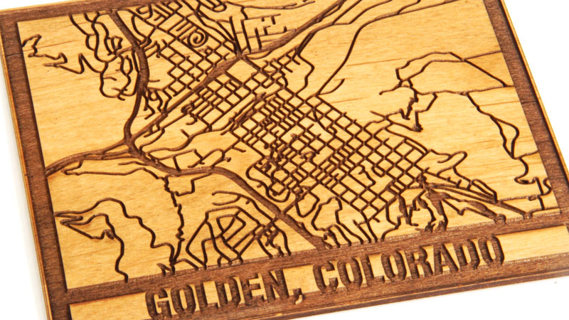 Auf Erlenholz gravierte Karte von Golden, Colorado