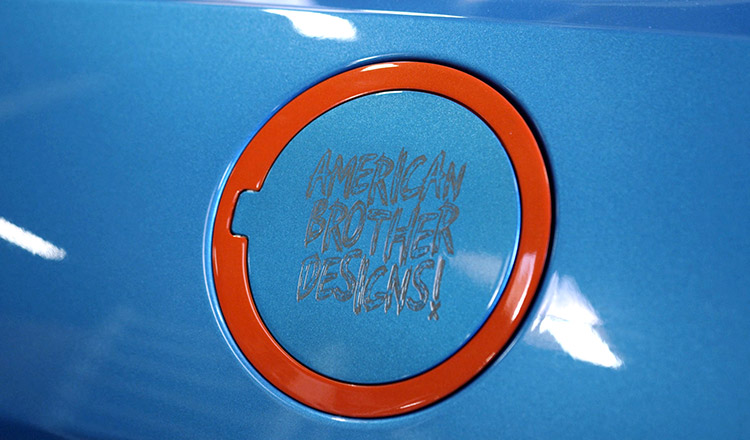 Tapa del tanque de combustible de American Brother Designs grabada por láser.