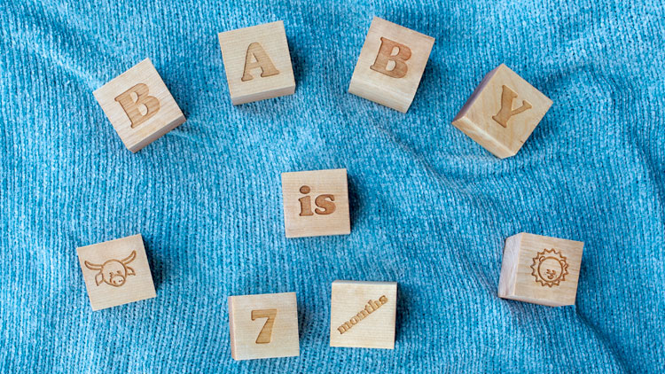 Cubes pour bébés en bois gravés au laser