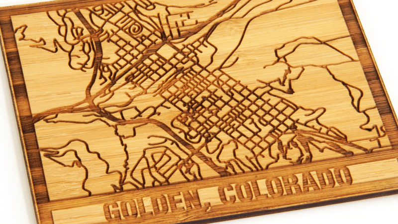 竹材にレーザー彫刻を施したコロラド州ゴールデンの地図