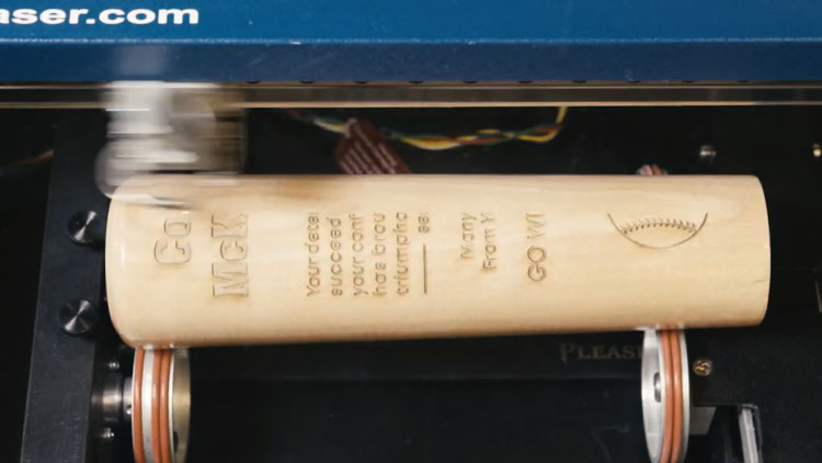 incisione laser di tazze ricavate da mazze da baseball in azione