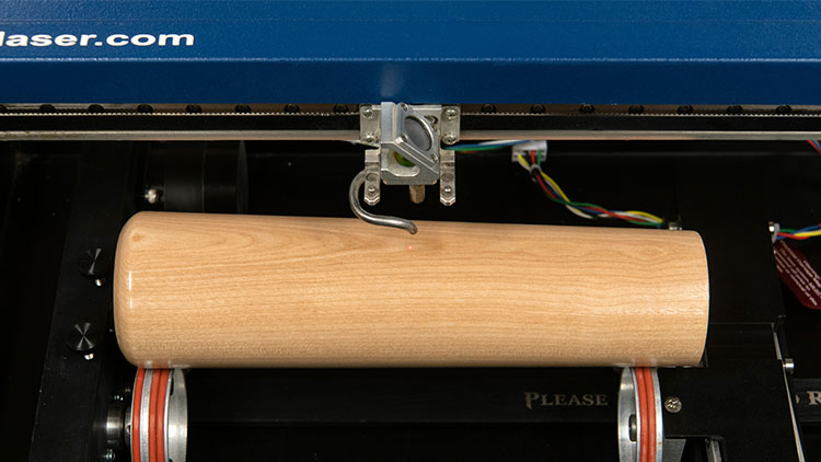 installation de la fixation rotative pour la gravure au laser de gobelets fabriqués à partir de battes de baseball