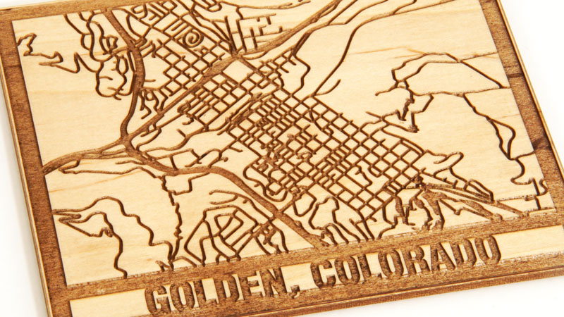カバ合板にレーザー彫刻を施したコロラド州ゴールデンの地図