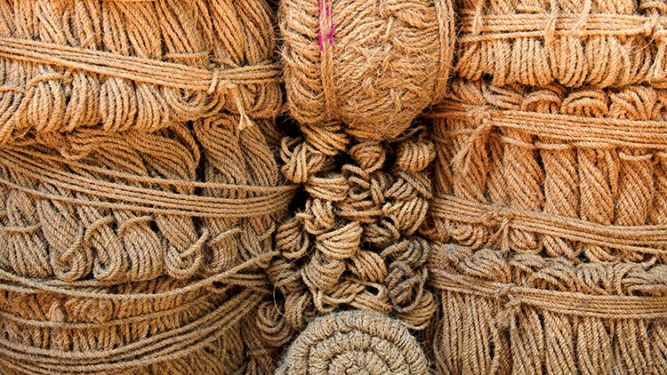 cuerda de fibra de coco apilada y organizada