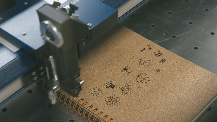 Gravure au laser de carnets en liège