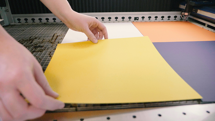 Placement du papier carton dans la machine laser