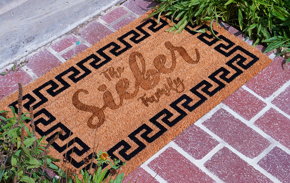 Tapis de porte en coco gravé au nom de famille