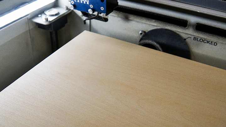 gravure au laser d'une table basse