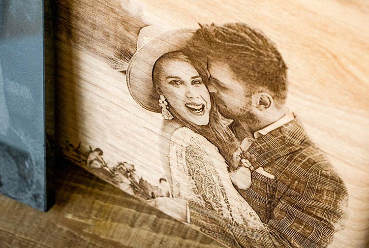 Gros plan sur une photo de mariage gravée sur du bois