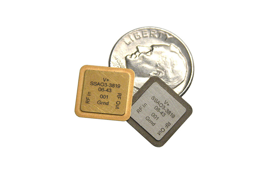 Las pequeñas placas de circuito grabadas con un equipo láser de fibra de Epilog.