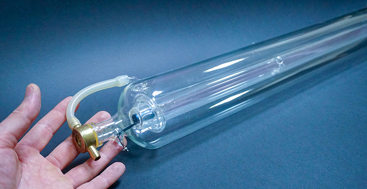 Un tube laser à CO2 en verre.