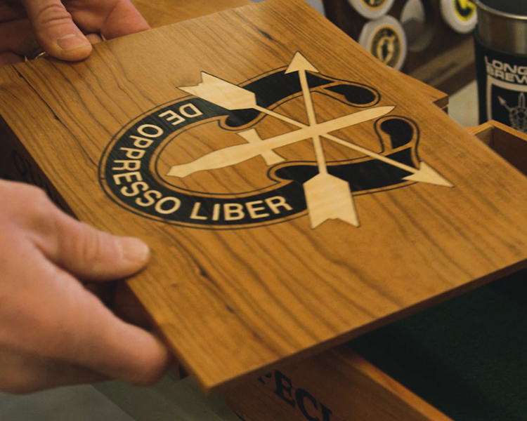 Boîte pour objets commémoratifs militaires gravée au laser par Guerrilla Outfitters