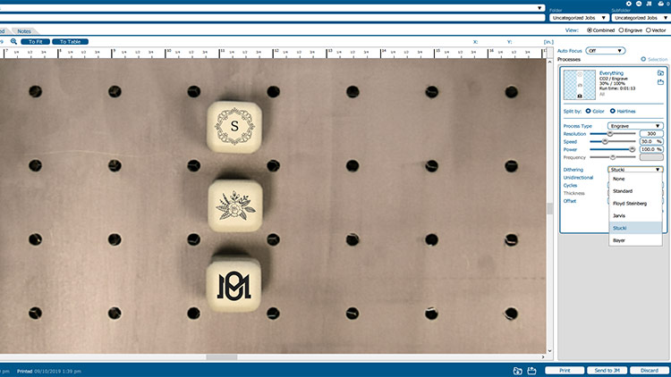 Platzieren der Grafik auf Eiswürfeln aus Edelstahl mithilfe der Fusion Pro-Kamera