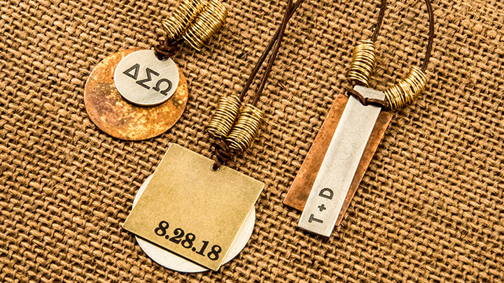 Detalle de primer plano de joyas grabadas con láser personalizadas 2