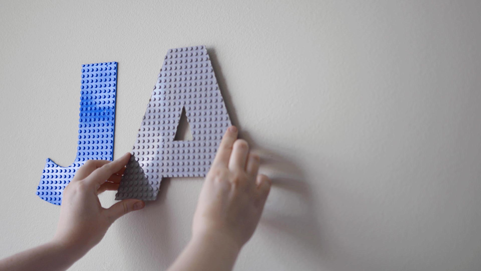 Merakit balok-balok bangunan LEGO®.