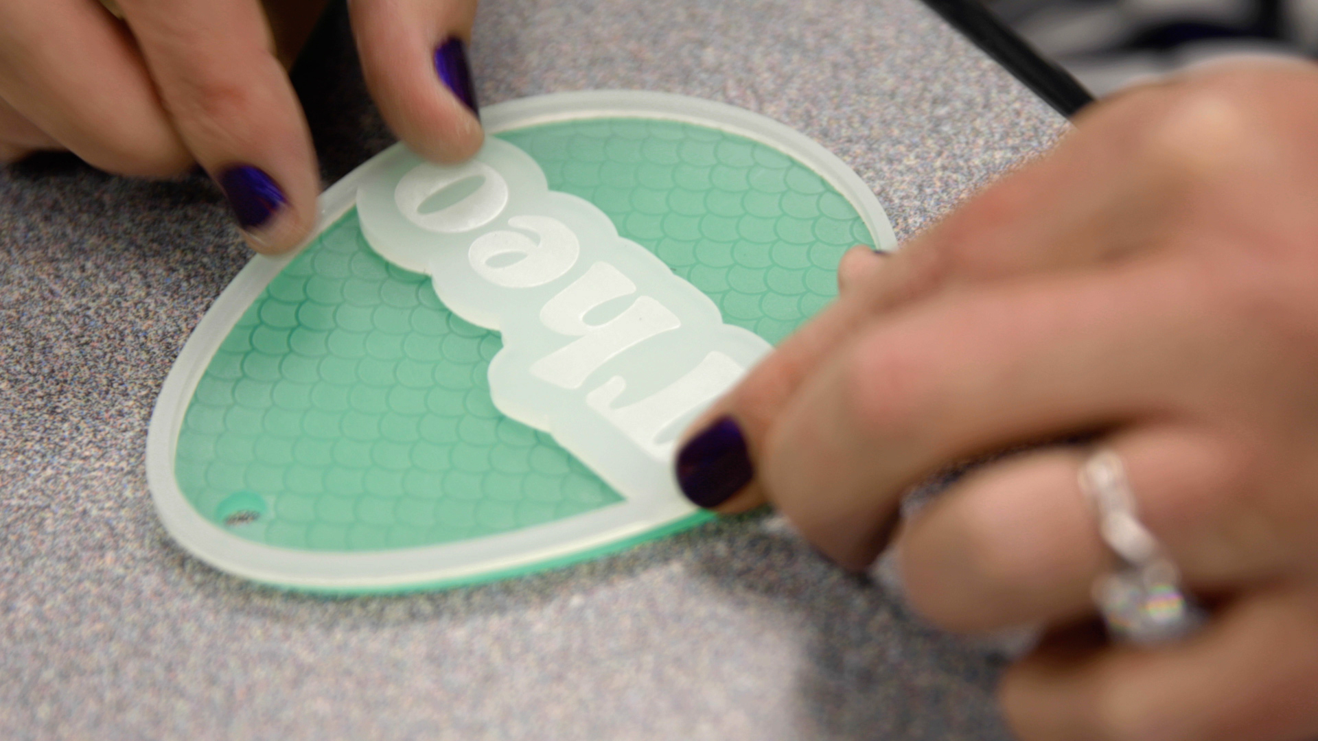 Assemblez les badges pour paniers de Pâques.