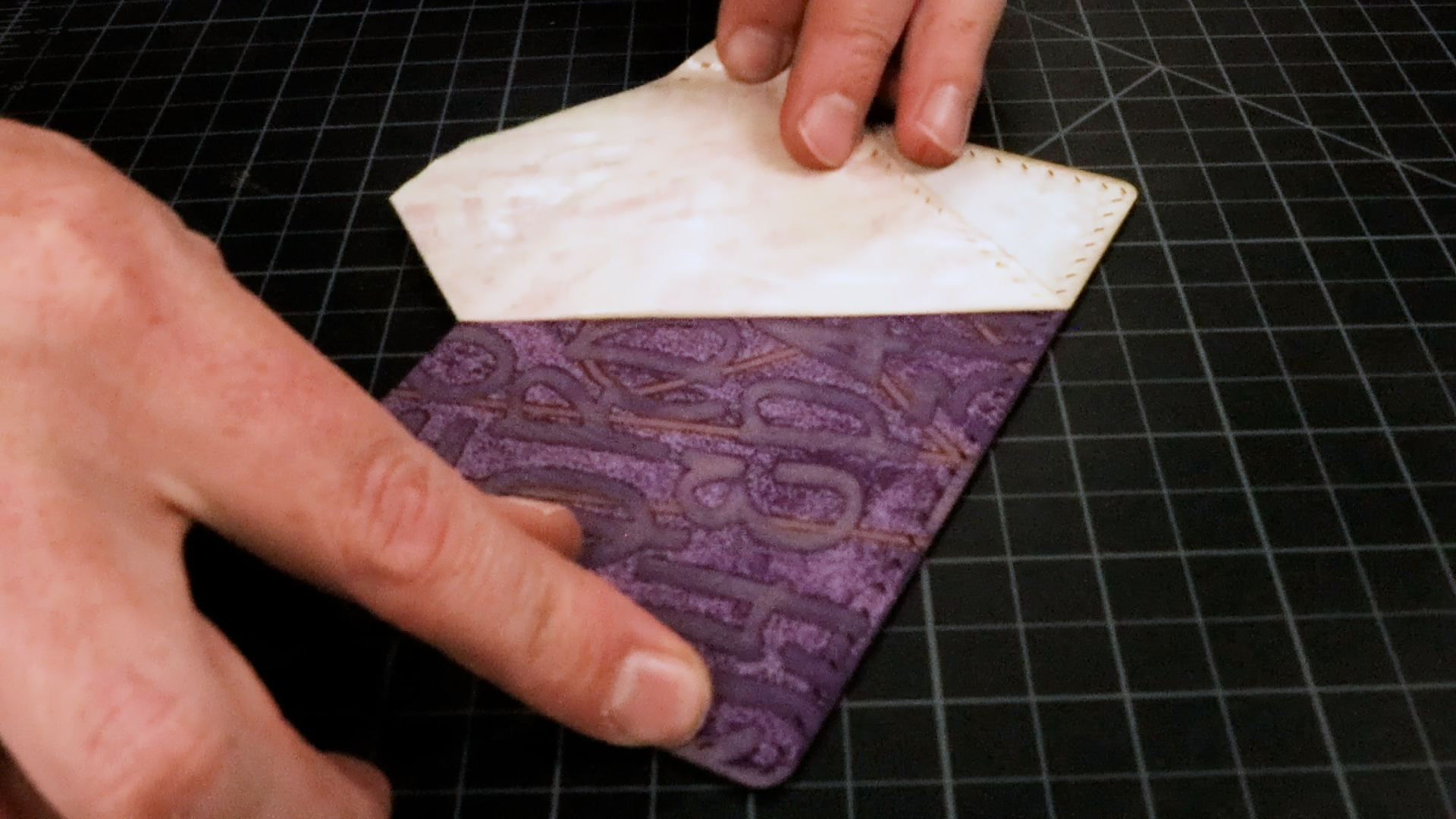 Peeling masking tape van lasergegraveerd leer