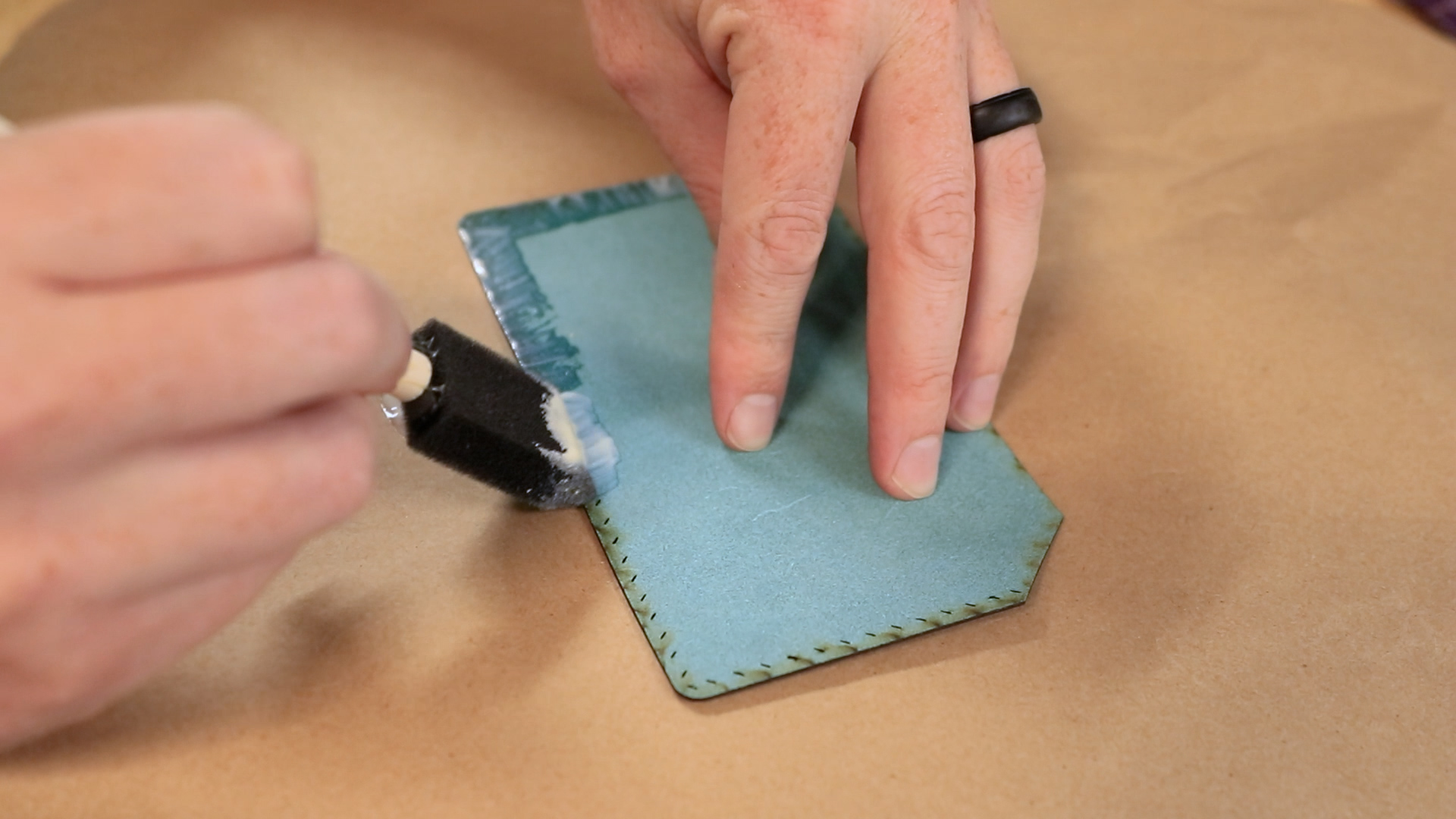 Aplicación de adhesivo en la billetera de cuero cortada por láser