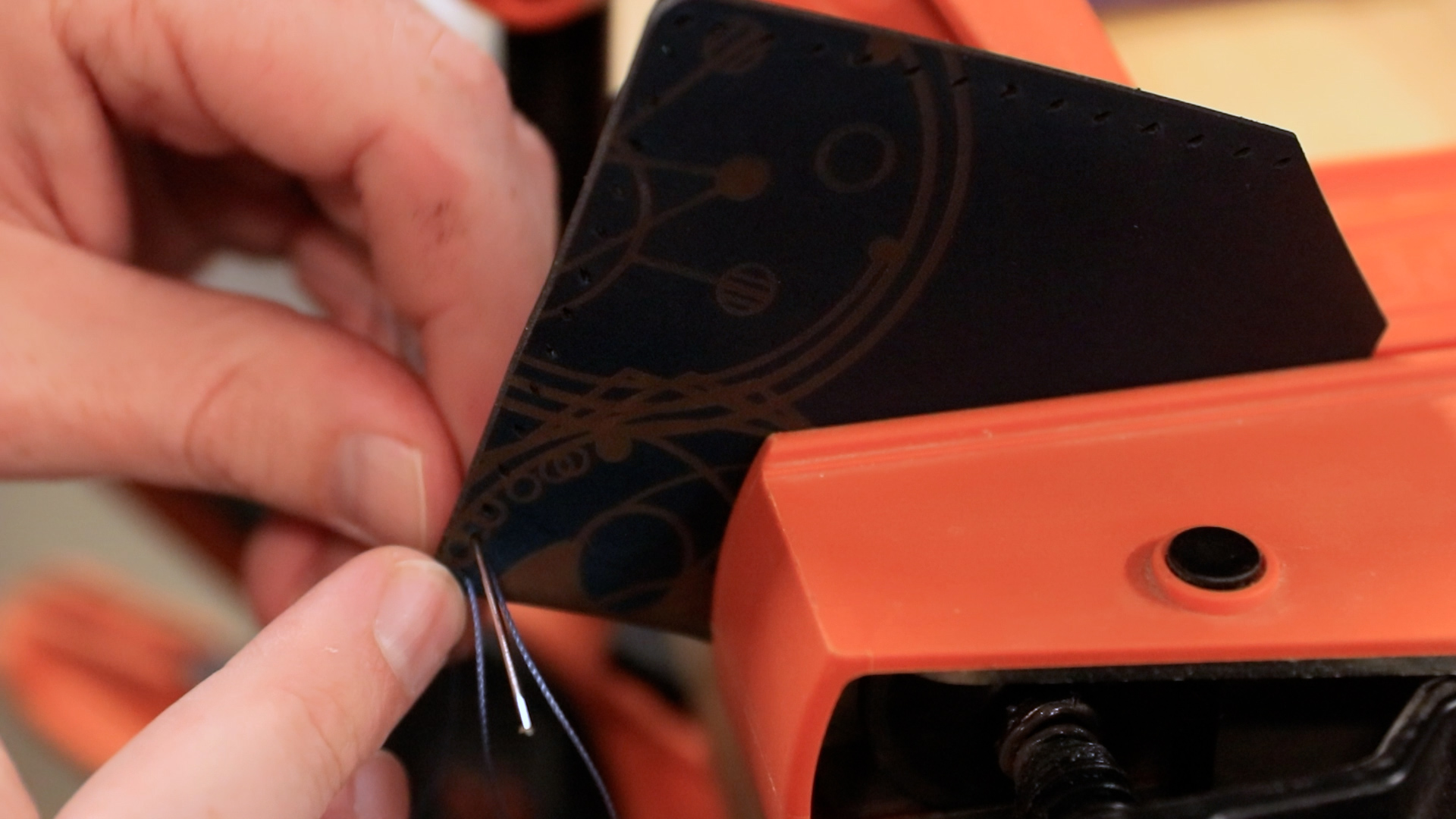 Memasang perekat ke dompet kulit yang dipotong dengan laser