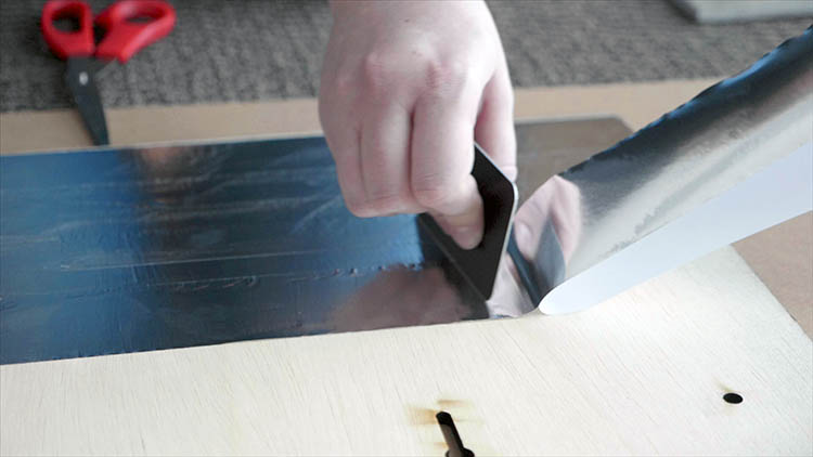 Applicera folietejp på baksidan av plywoodpanelen.