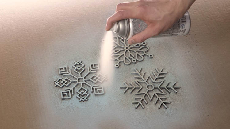 Pintura con aerosol de copos de nieve cortados por láser
