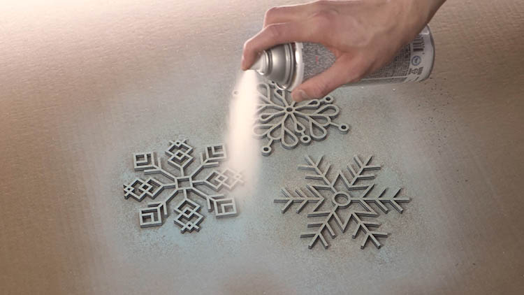 Peinture de flocons de neige découpés au laser