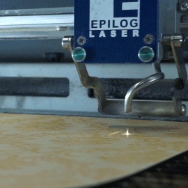 laserleikkaus pitsikuvio paperista toimintakuvassa