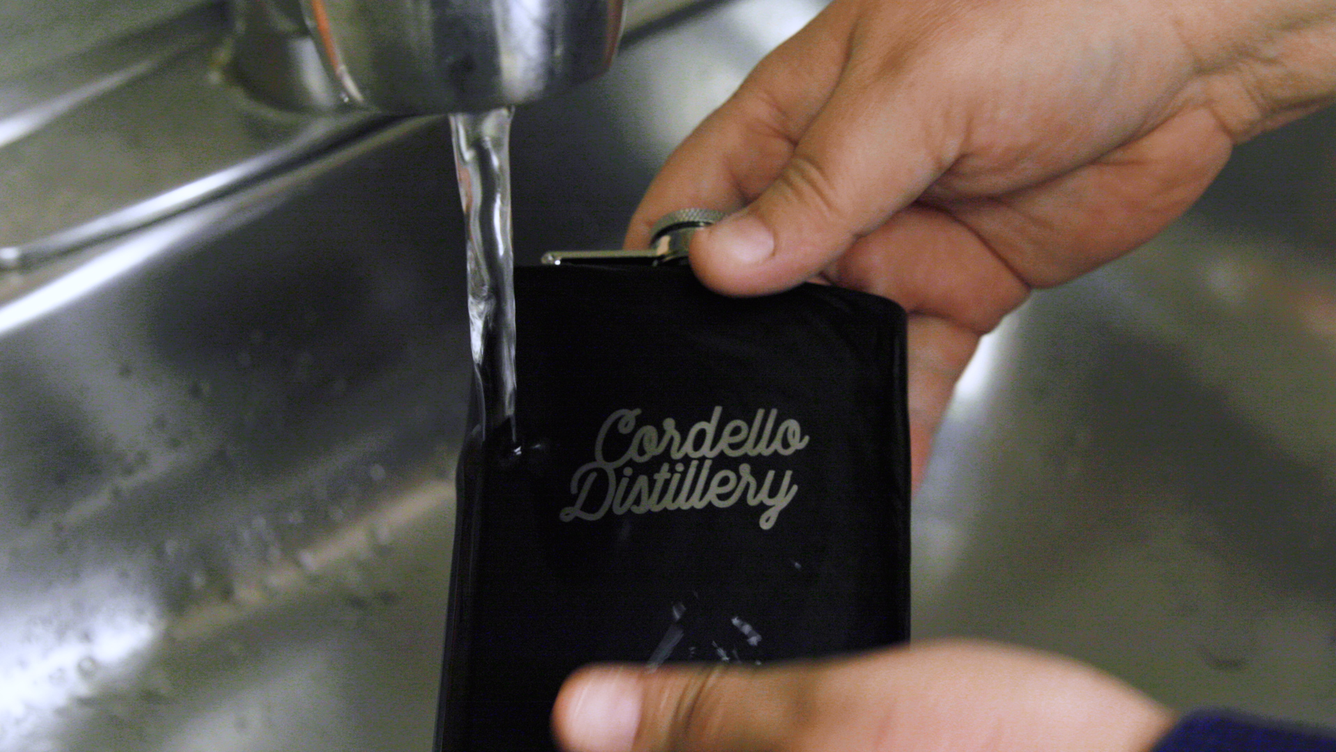 Rinsing off laser engraved metal flasks