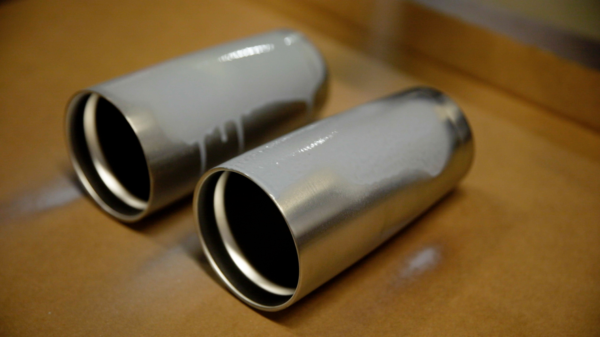 Bicchieri in acciaio inossidabile rivestiti con un composto per la marcatura dei metalli