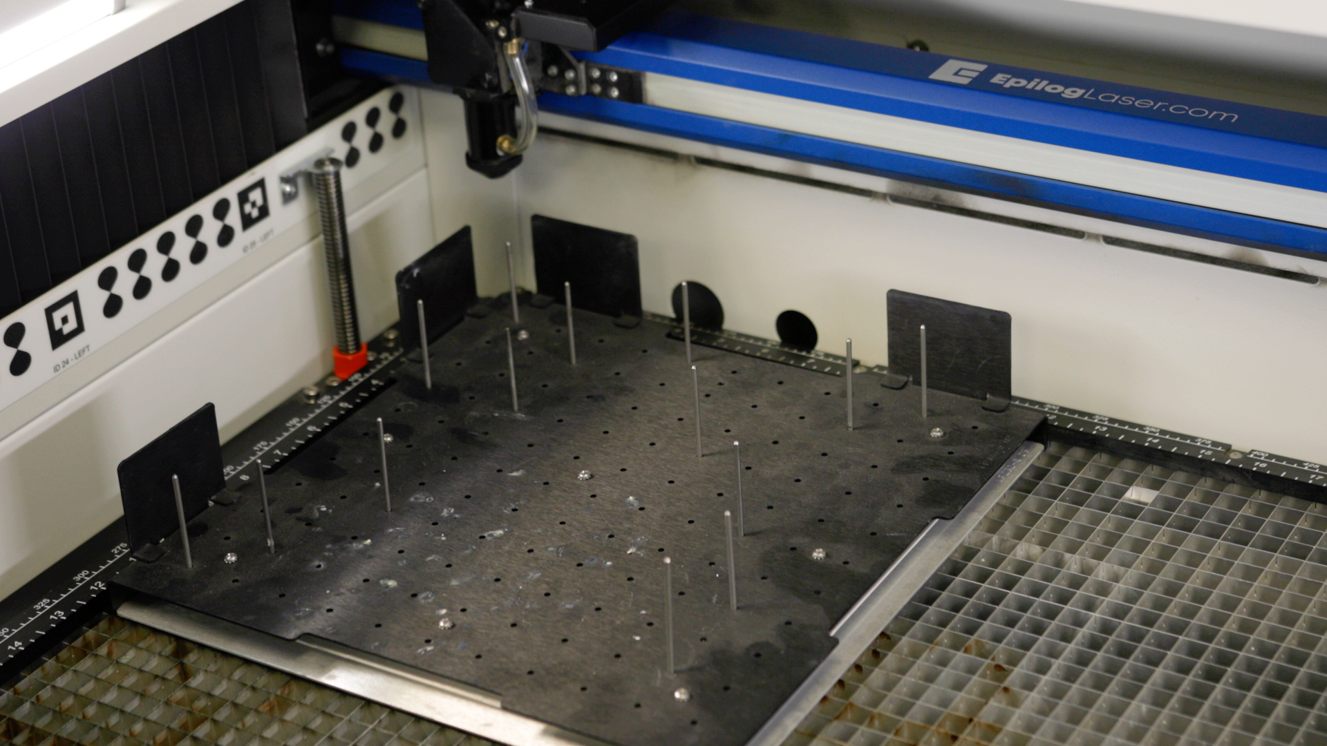 Plassering av pinnebord i lasermaskin