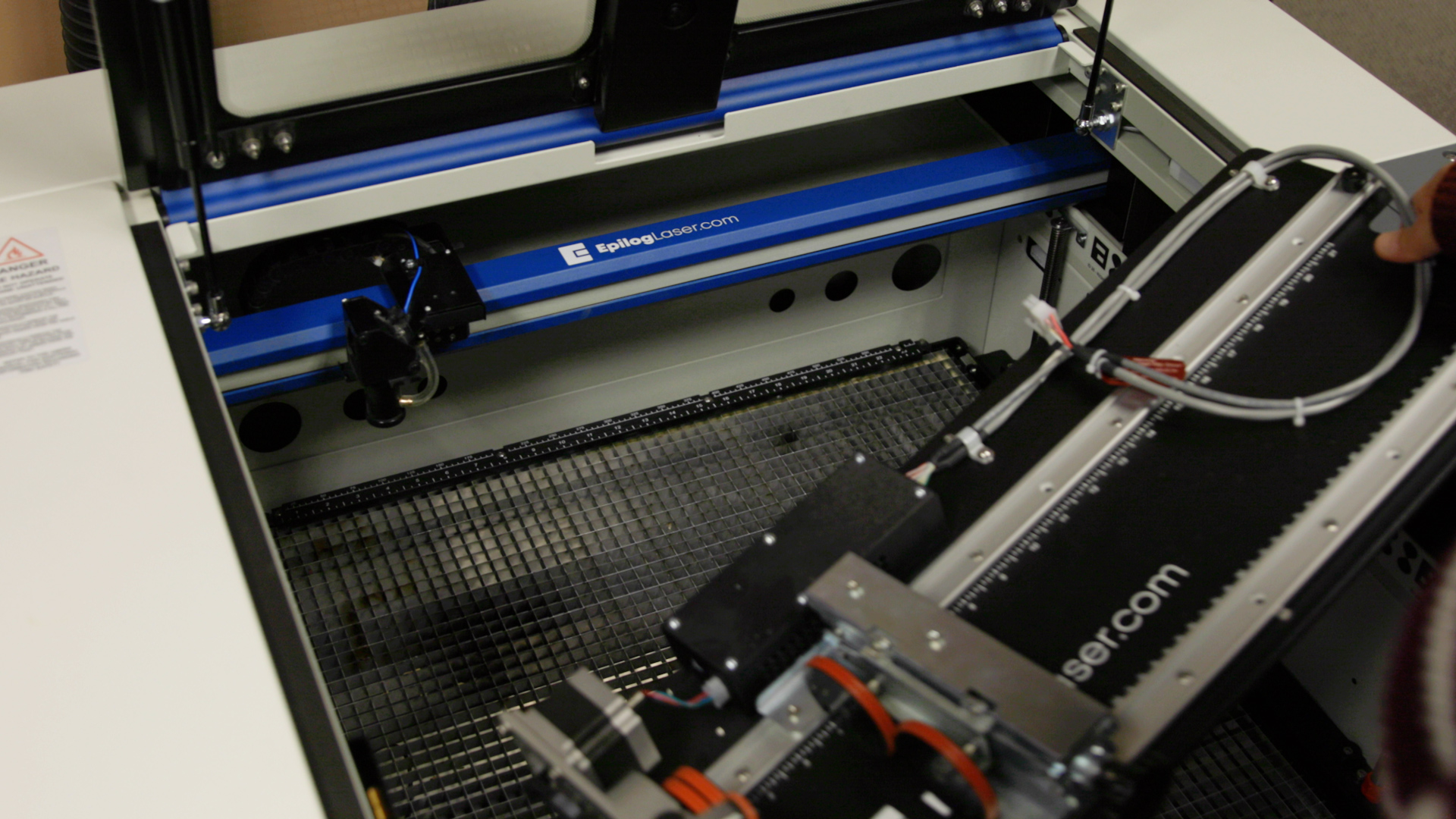 Plassering av vinglass i lasermaskinen