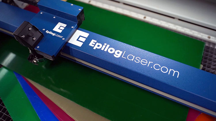 une Epilog Fusion Pro 32 grave des plaques d'acrylique