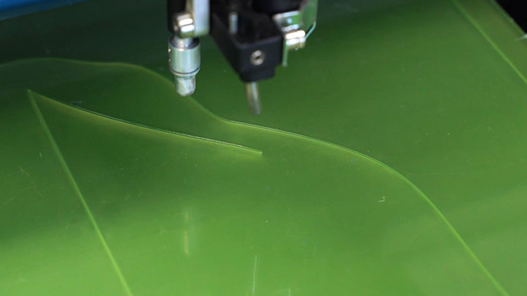 memotong lapisan akrilik hijau