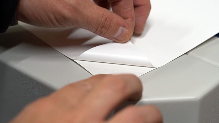 zelfklevend papier aanbrengen op het acryloppervlak