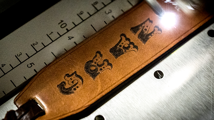 gravure au laser sur marque-pages en cuir