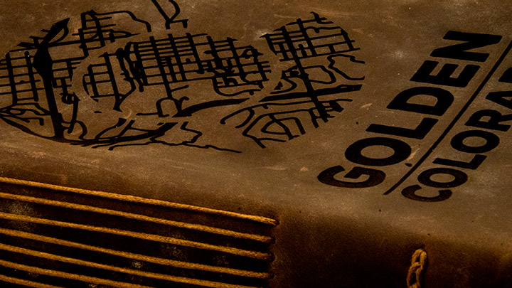 periódicos de couro gravado a laser personalizado colorado dourado