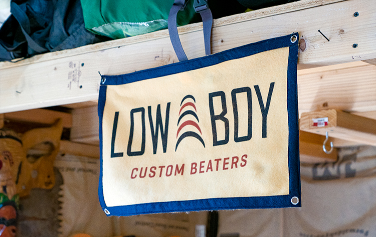 Pancarte en toile dans l'atelier Low Boy Custom Beaters.