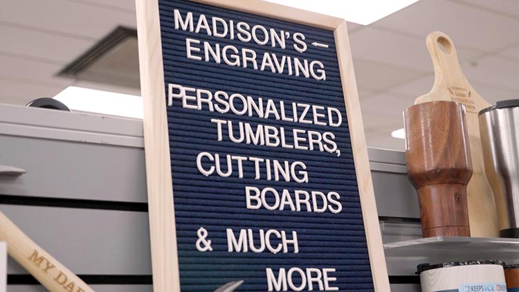 Madison's Laser Engravings opstilling af lasergraverede produkter hos Mark's Machinery & More