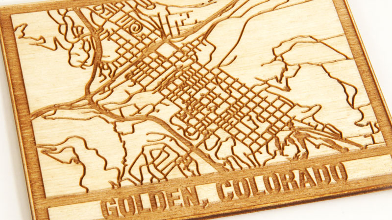 楓材にレーザー彫刻を施したコロラド州ゴールデンの地図
