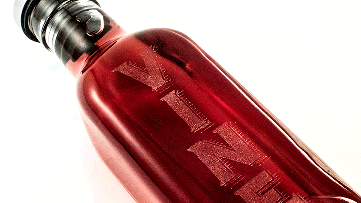 Detalle de primer plano de botellas de vinagre y aceite grabadas con láser personalizadas