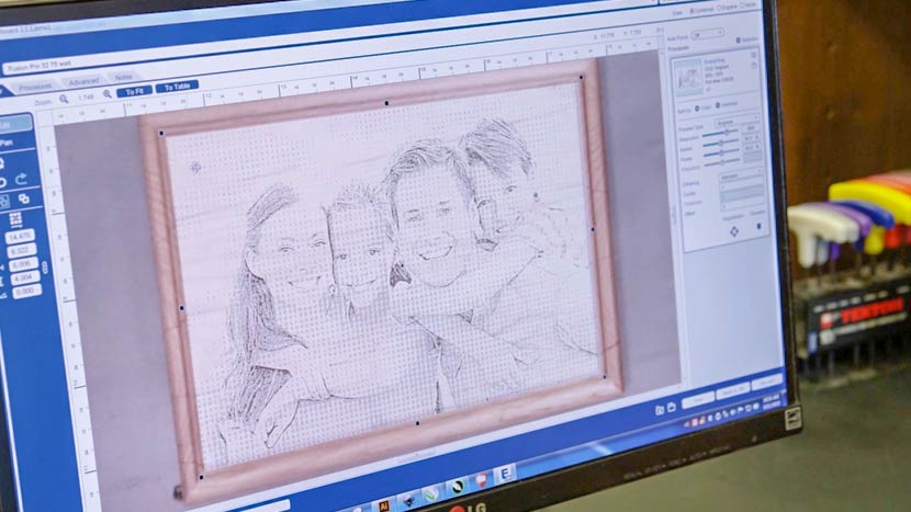 Bekijk een voorbeeld van de familiefoto op het uiteindelijke materiaal en pas uw instellingen aan