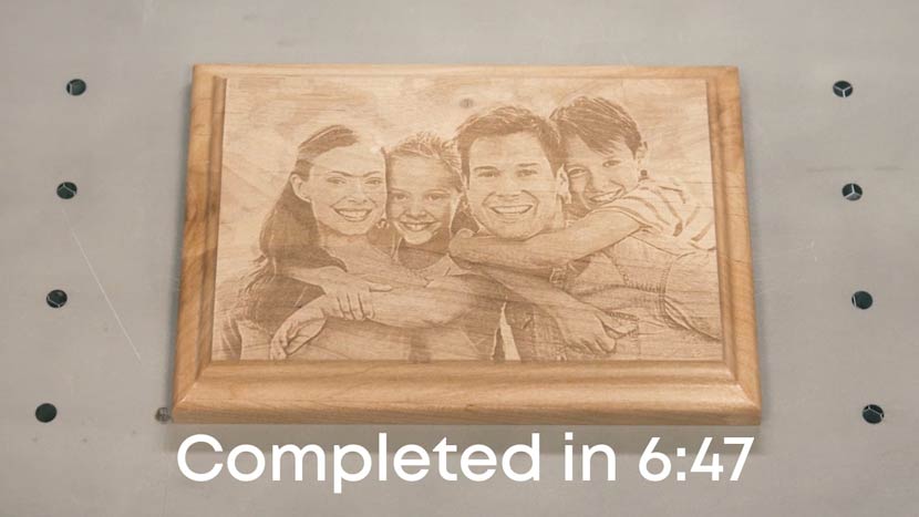 Familienfoto auf Holzrahmen graviert
