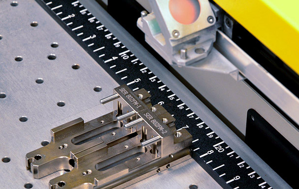 Marquage de pièces à grande vitesse par laser à fibre